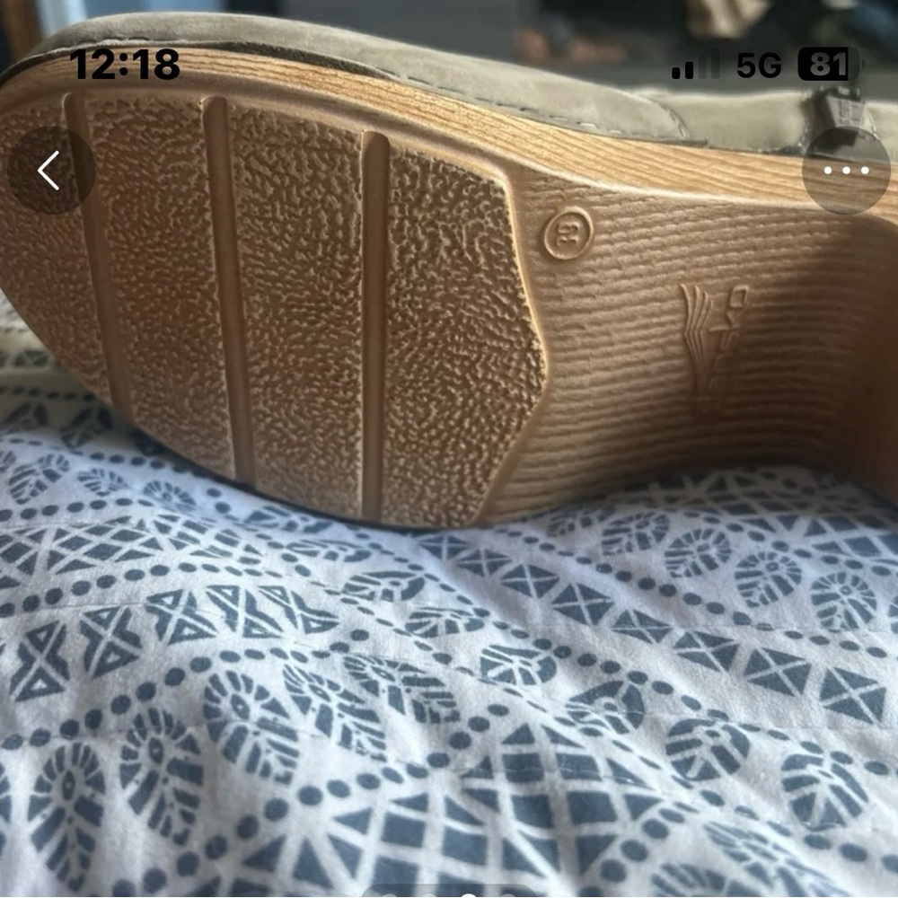 Dansko boots   Tan nubuck leather

Great condition

 Sole Footwear